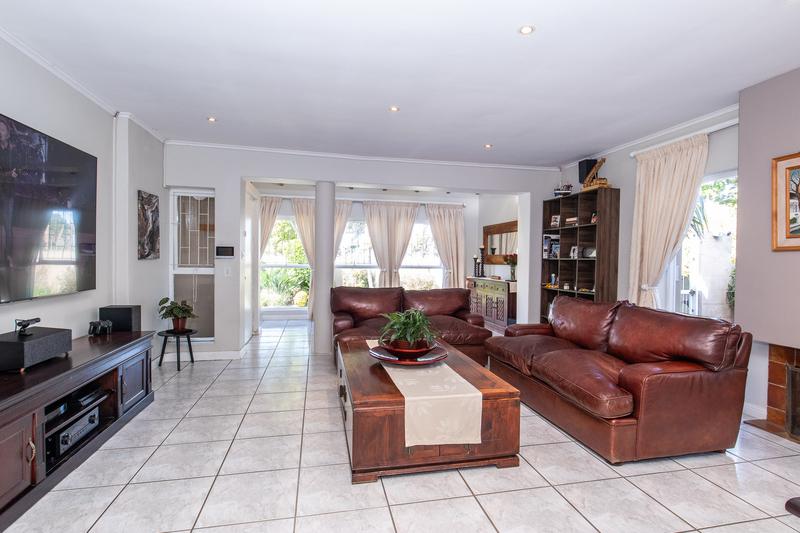5 Bedroom Property for Sale in Meadowridge Western Cape